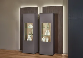 Indirekte LED-Beleuchtung hinter Vitrinenschränken mit stimmungsvoller Lichtwirkung an Wand und Möbeln.