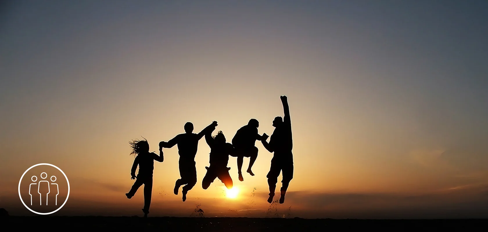 Figuras en silueta saltando alegremente contra un atardecer, simbolizando la libertad, la amistad y la emoción de estar juntos en la vasta belleza de la naturaleza.