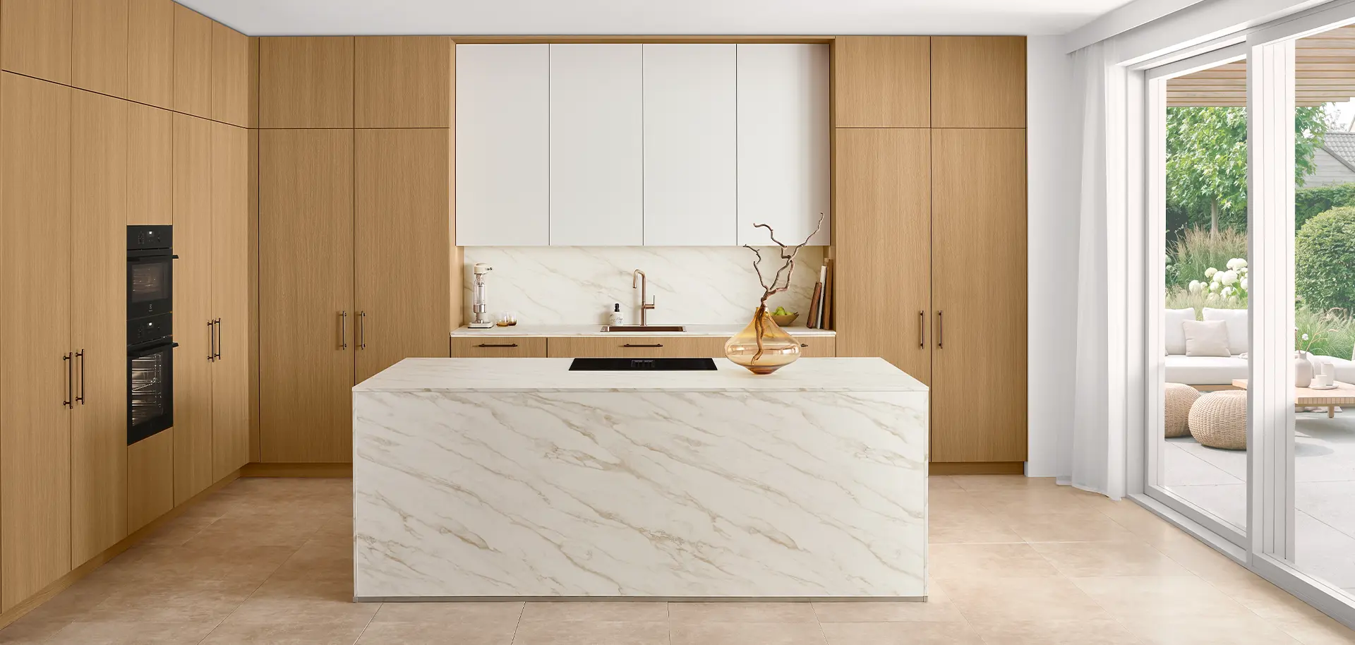 Küche mit Front STRUCTURA 425 Eiche Faro Nachbildung und Kücheninsel mit Arbeitsplatte 324 Marmor Carrara Bronze Nachbildung