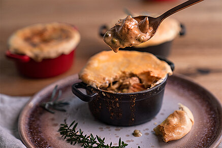 Today we have a special recommendation on our menu: delicious Mini Chicken Pot Pies by Sallys Welt. The dish consists of a tender chicken ragout with peas and carrots, and topped with a crispy bread dough!