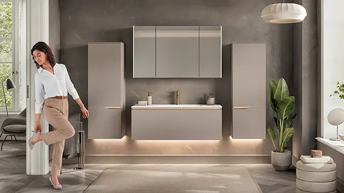 Design-Badplanung mit Badmöbeln im Dekor SENSO 483 in Macchiato, mit Waschtisch und Spiegelschränken