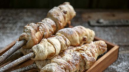 Süßes Winter-Stockbrot: Zeit für einen echten Klassiker, der nicht nur am Lagerfeuer, sondern auch auf dem Grill funktioniert: Bereiten Sie in Ihrer Küche den Teig für ein leckeres Brot vor, das am Stock über dem Grill auch im Winter herrlich knusprig und braun wird.