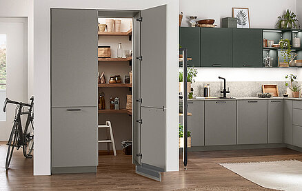 The unobtrusive storage room hides discreetly behind passage doors in a taupe-grey colour.