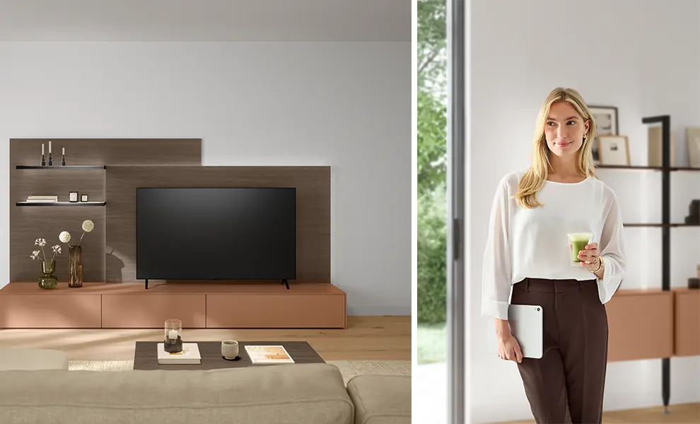 Wohnzimmer mit TV-Wohnwand in Cotto strukturiert, Frontname Look, sowie einer Frau als Model neben einem Sideboard