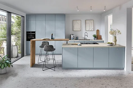 Moderne Skandi-Küche mit Halbinsel, Front Senso in Sky mit Antifingerprint Oberfläche und Holztheke.