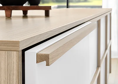 Elegant Japandi style: kitchen with frame look, screw-on handles in Como oak and clear lines.