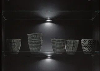 LED-Glasbodenleuchte Point für Küchenbeleuchtung mit gezielter Ausleuchtung von Glasböden und Dekor.