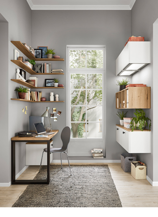 Moderne thuiskantoor met een minimalistisch bureau, ergonomische stoel en stijlvolle wandplanken in een gezellige kamer met grijze muren en natuurlijk licht dat door een raam stroomt.