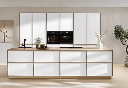 Designlinie Sakura im Japandi Stil: Klare Linien, helle Fronten und warme Holzakzente für ein harmonisches Wohngefühl.