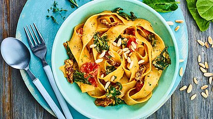Quick, easy and very tasty: Vegan One Pot Pasta by Dr. Oetker! All you need is a saucepan, tagliatelle, spinach and fresh tomatoes. And you‘ll have a meal in moments!