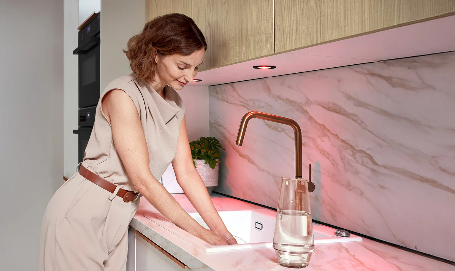 Ergonomisch aanrecht in de keuken - vrouw aan het aanrecht met haar ellebogen iets boven het werkblad.