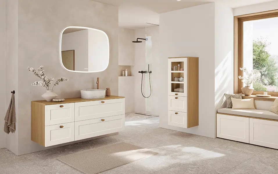 Badplanung mit Nordic 793 Front in Lack Magnolia Perfect matt, Waschtischunterschrank, Hochschrank und Bronze-Metallknöpfen