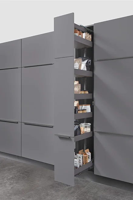 Schmaler Hochschrank mit Apothekerauszug für platzsparende Vorratsorganisation und schnellen Zugriff in der Küche.