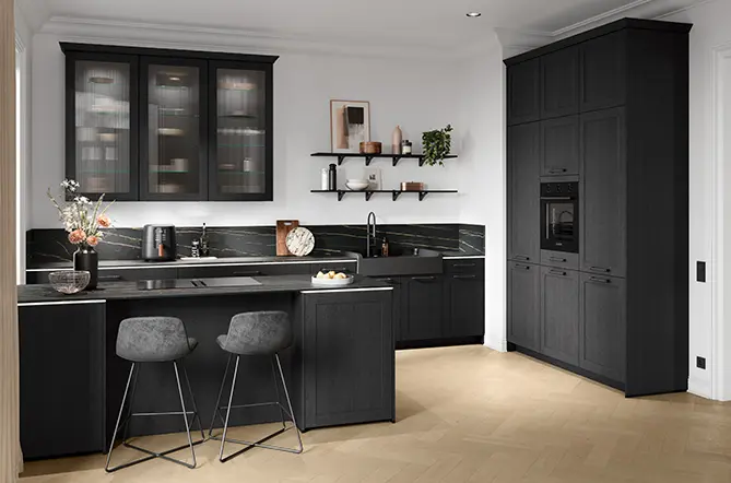 Schwarze FRAME 649 Küche mit Holzstruktur und integriertem Backofen in schwarzer Ausführung