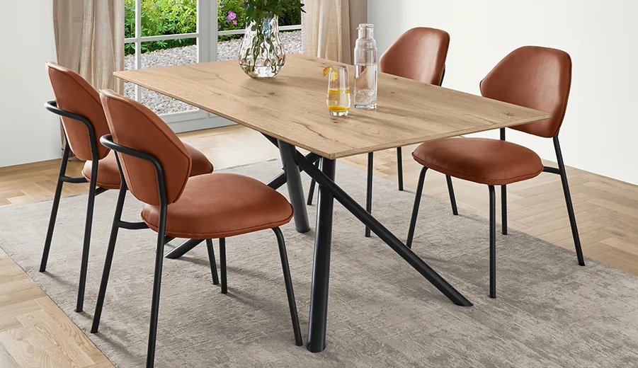 Table de salle à manger Boston - un design marquant avec un aspect bois et une structure métallique noire pour un confort de repas moderne.