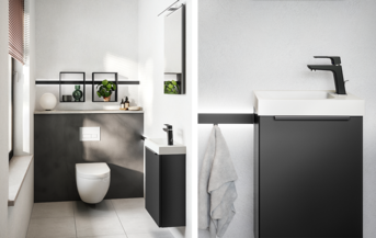 Moderní minimalistická koupelna s bílým vybavením, černými skříňkami, poličkami s rostlinami a čistými liniemi vytvářející elegantní a klidný vzhled.