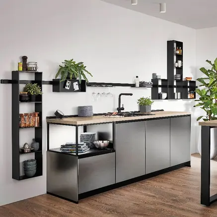 Elegante, minimalistische Küche mit der Front Inox in Edelstahlgebürstet und mit natürlichem Holz sowie einem Relingsystem als Stauraum.