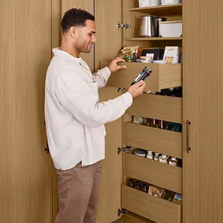 STRUCTURA 425 Küche in Eiche Faro Nachbildung mit geöffnetem Vorratsschrank und nBOX-Schubladen mit passenden Covern