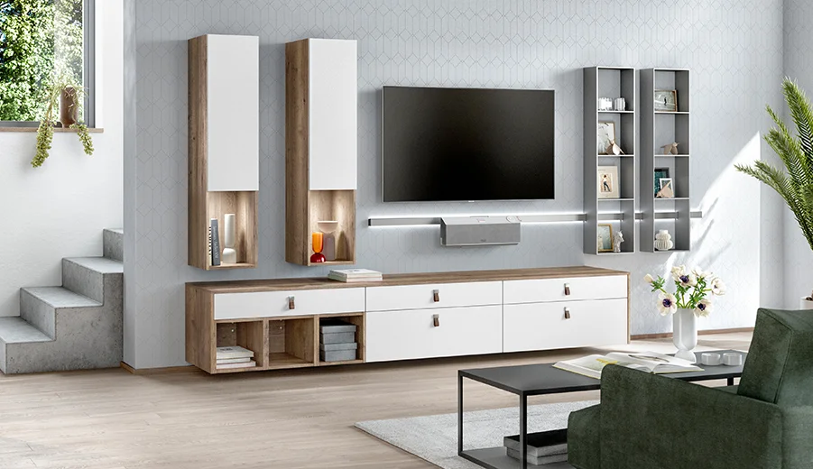 Modernes Wohnzimmer mit einem minimalistischen TV-Schrank mit offenen Regalen, weißen Schränken und einem geometrischen Tapetendesign, betont durch natürliches Licht und Grünpflanzen.
