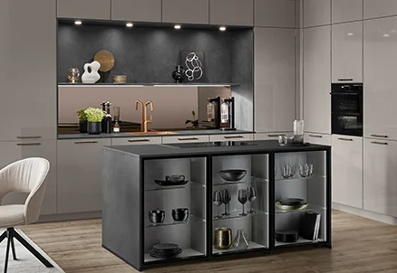 Echtlackfront NOVALUX 513 in Taupegrau Hochglanz – modernes Küchendesign mit stilvoller Nische und Glasvitrine.
