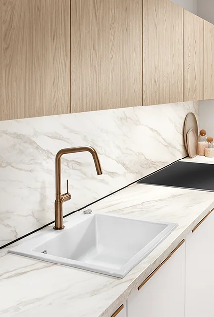 Küchenrückwand in der gleichen Farbe wie das Arbeitsplattendekor.