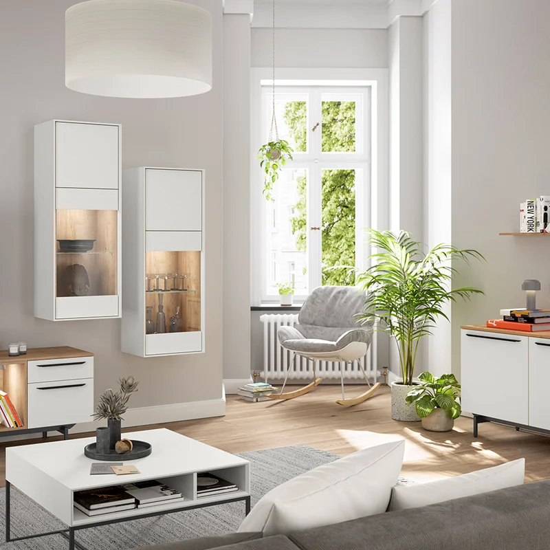 Zeitgemäßes Wohnzimmer mit eleganten Möbeln, grünen Pflanzen und natürlichem Licht, das eine ruhige und moderne Atmosphäre ausstrahlt.