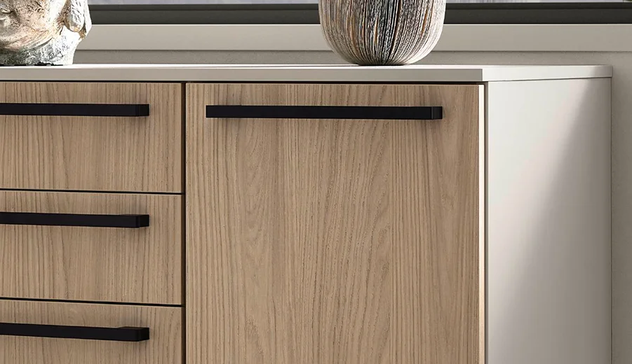 Detailaufnahme einer hochwertigen Kommodenfront mit eleganter Oberflächenstruktur