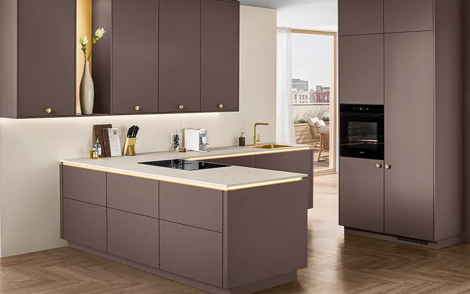 Einbauküche mit Berry Senso Front 498 von nobilia, Kücheninsel, goldenen Griffen, goldener Armatur und Arbeitsplatte in Sand strukturiert