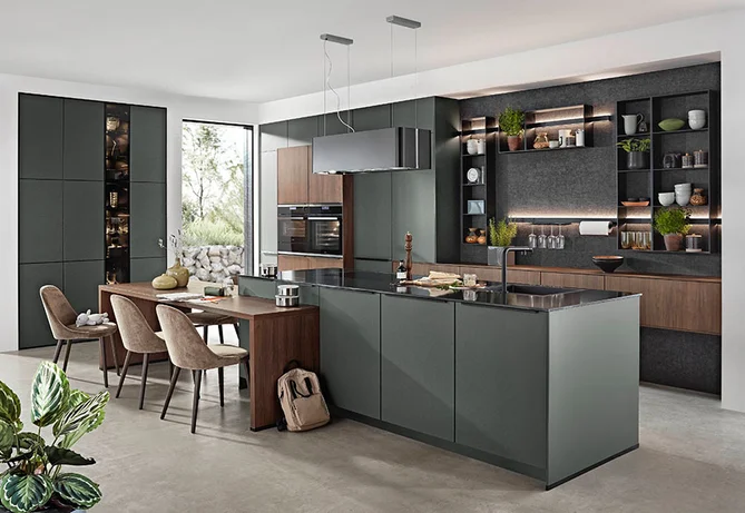 Moderne Küchenplanung mit Insel, Easytouch in Mineralgrün kombiniert mit Riva in Nussbaum Nachbildung.