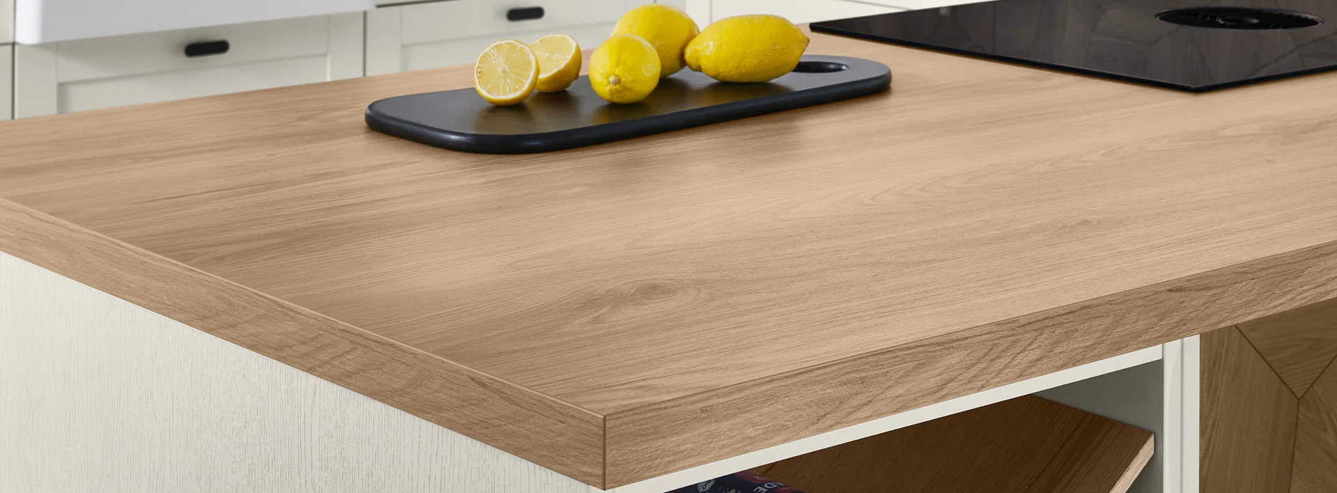 Eiche Honig Nachbildung als Arbeitsplatten-Dekor 243 – warme Holzoptik für natürlich gestaltete Küchenräume.