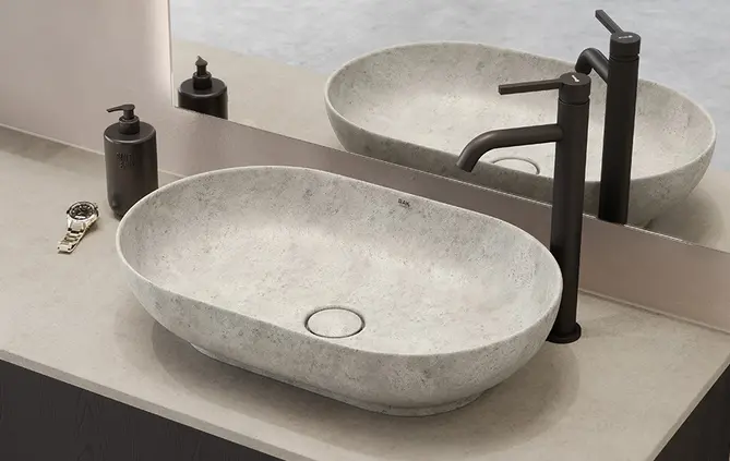 Aufbauwaschtisch SKIN in Natursteinoptik auf Badmöbel mit schwarzer Armatur und Spiegel