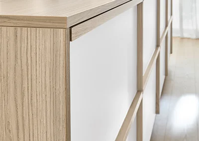 Slim frames provide structure and emphasize the calm, reduced design in the Japandi style.