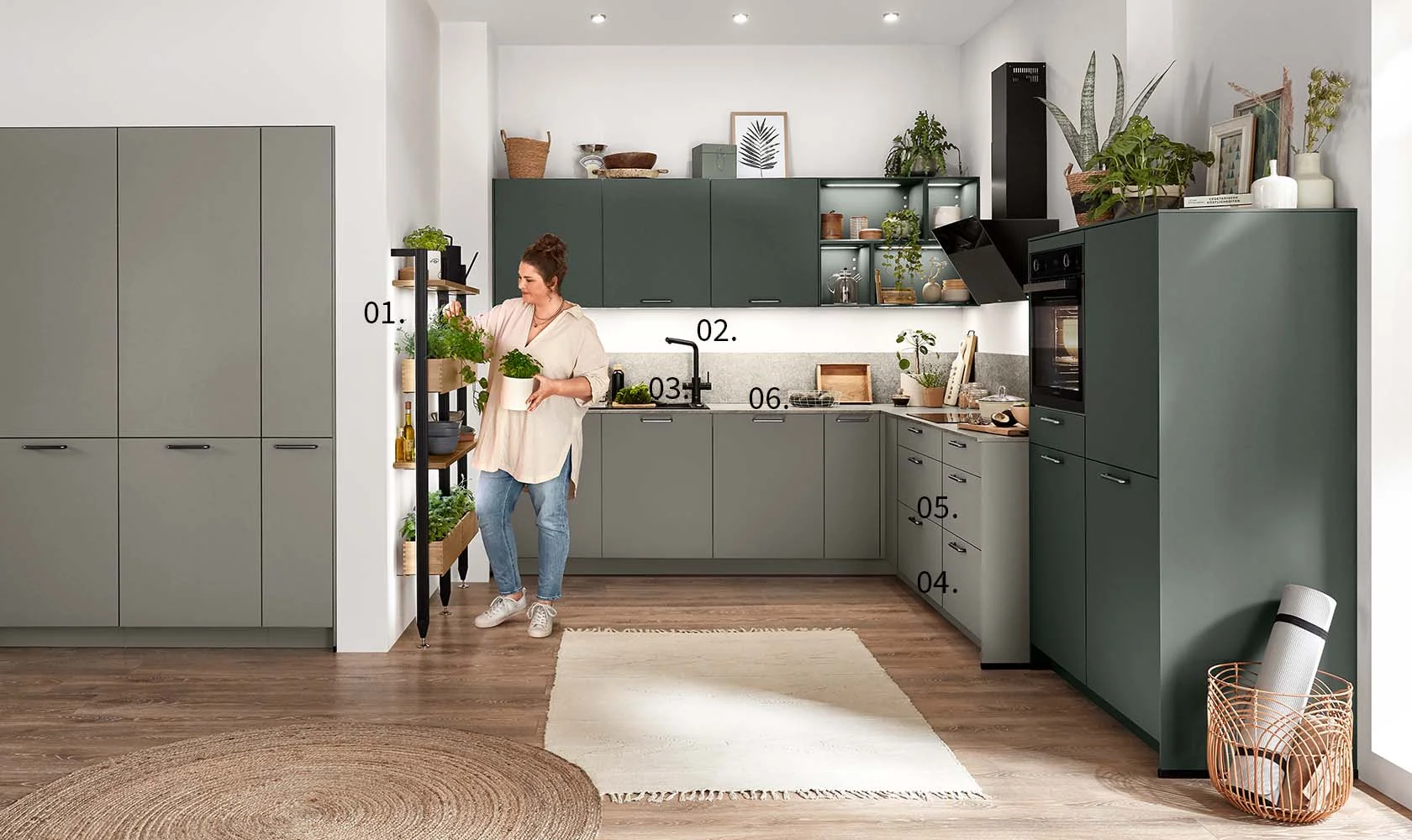 Žena stojí v moderní kuchyni s číslovanými ukazateli zdůrazňujícími prvky jako skříně, spotřebiče a dekorativní rostliny.