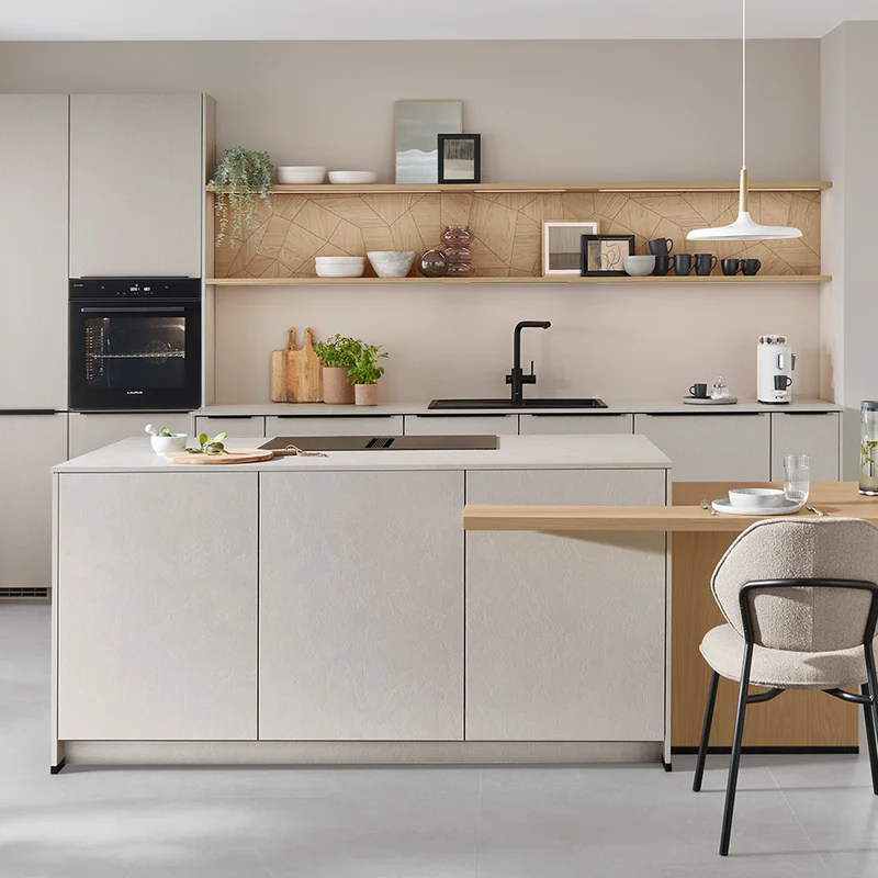Moderní kuchyňská linka se systémem Look Front 604 v pískové struktuře. Jemné tóny, jasné linie a útulné materiály vytvářejí harmonický celkový vzhled.