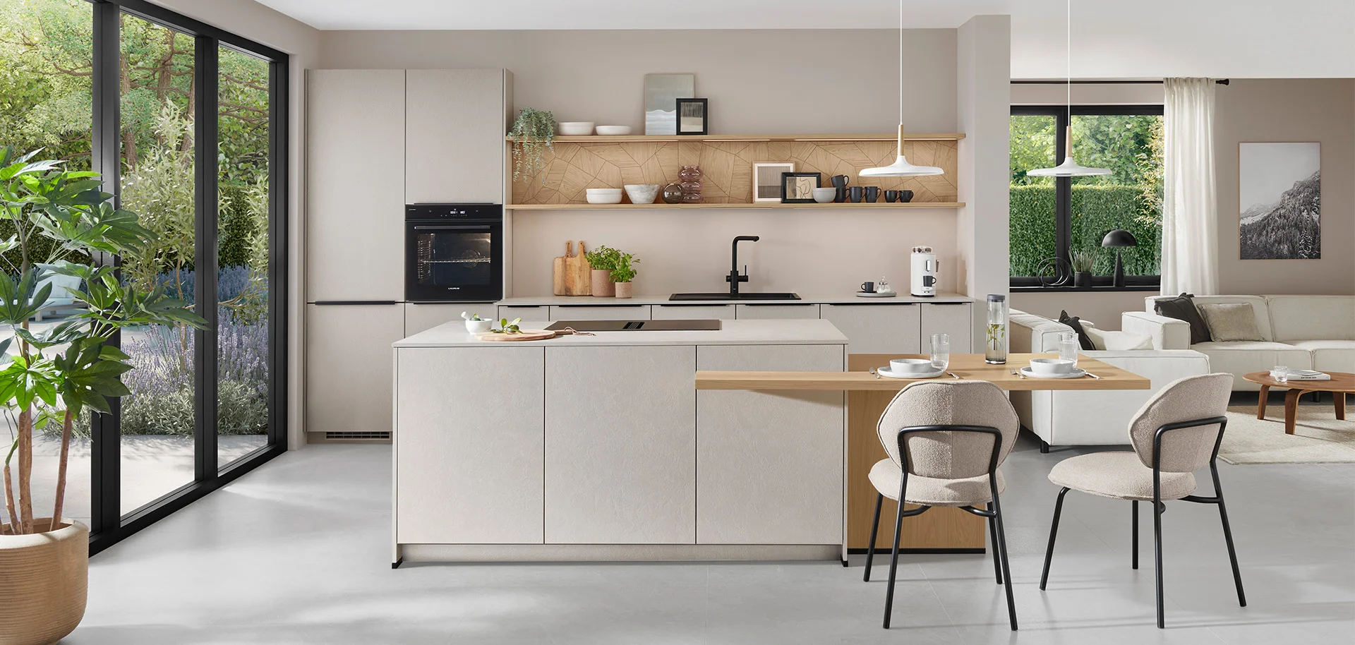 Modern kitchen with Look Front 604 in textured sand. Soft tones, clear lines and homely materials create a harmonious overall look.