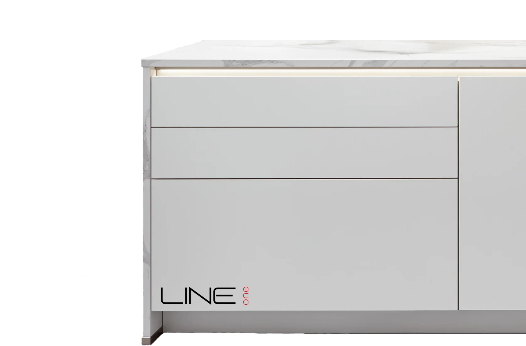 Grifflose Line One Küche in Weiß mit beleuchteter Griffmulde und heller Arbeitsplatte in Marmoroptik.