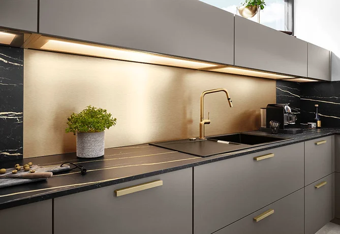 Küchenzeile mit Front Easytouch in Taupegrau, Antifingerprint und LED-Lichtboden zur Arbeitsplattenbeleuchtung.