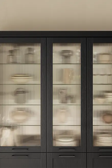 Schwarze Landhaus-Vitrine mit geriffeltem Glas und Geschirr auf mehreren Glasböden