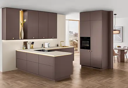 Küche mit Kücheninsel und grifflosen Berry-Fronten aus der Kollektion Neue Fronten 2027