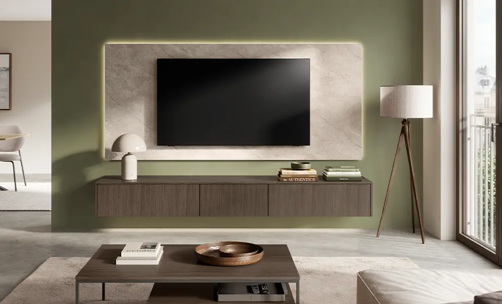 Modernes Wohnzimmer mit TV-Wand und schwebendem Lowboard in Structura 409 Eiche Porto Nachbildung vor grüner Wand