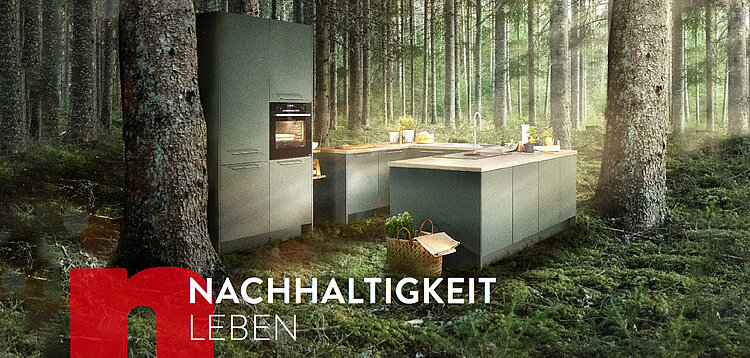 Moderne Küchengeräte fügen sich nahtlos in eine üppige Waldkulisse ein und symbolisieren Nachhaltigkeit und Harmonie mit der Natur.