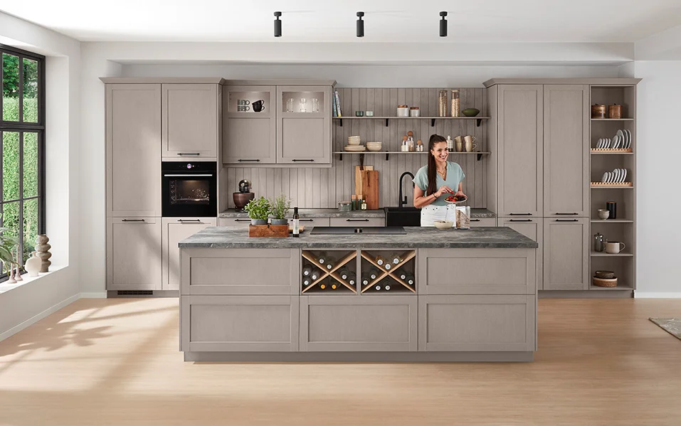 Country house kitchen with FRAME 619 framed front in Macchiato - warm atmosphere meets stylish design with brand ambassador Sally.