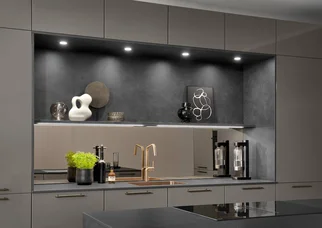 LED-Ein- und Aufbauleuchten für Küchenbeleuchtung in offener Nische mit gleichmäßiger Ausleuchtung der Arbeitsfläche.