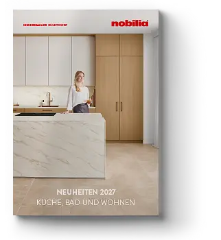Eine moderne Kücheneinstellung mit einer lächelnden Frau, minimalistischen Schränken und warmer Beleuchtung, die ein zeitgemäßes Wohnkonzept fördert.