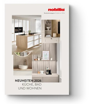 Eine moderne Kücheneinstellung mit einer lächelnden Frau, minimalistischen Schränken und warmer Beleuchtung, die ein zeitgemäßes Wohnkonzept fördert.