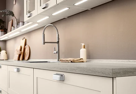 Integrierte LED-Beleuchtung unter Oberschränken für schattenfreie Ausleuchtung der Arbeitsfläche und sicheres Arbeiten.