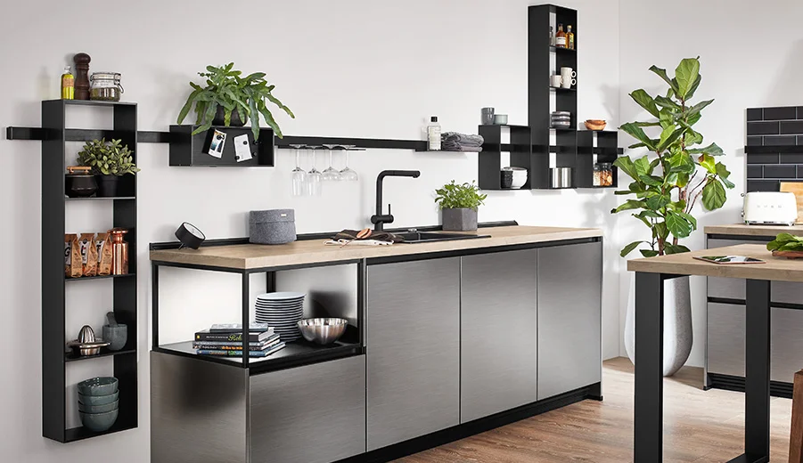 Schwarzes Relingsystem mit offenen Regalen bietet flexible Stauraumoptionen im urbanen Look mit Edelstahl und Holz.