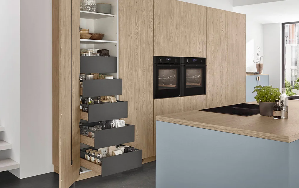 Große Auszüge hinter Structura 406 Front schaffen Übersicht und Stauraum – für entspanntes und modernes Küchenleben.