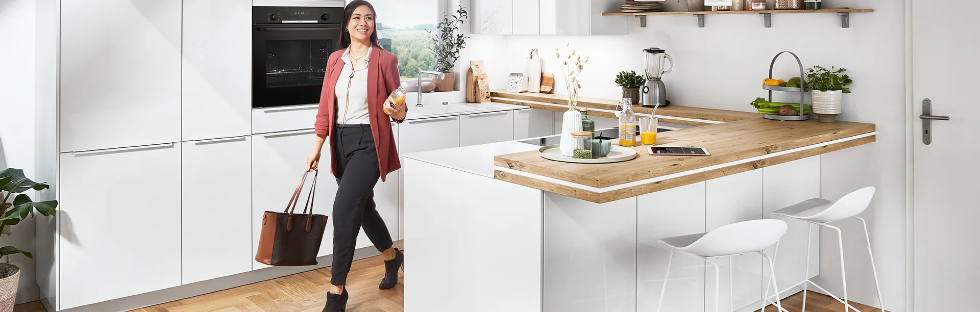 Die Front Novalux 516 in glänzendem Weiß verleiht dieser Küche ein besonders elegantes und freundliches Ambiente. Die helle Arbeitsplatte in Holzoptik bringt Wärme in den Raum und sorgt für eine wohnliche Atmosphäre mit natürlichem Flair. Ideal für alle, die modernes Design mit Gemütlichkeit verbinden möchten.