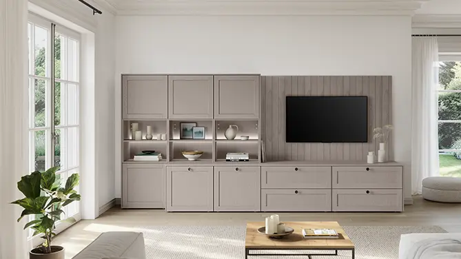 Wohnzimmer im Landhausstil mit Wohnwand, TV und Regalen in Holzstruktur Macchiato, Frame 619